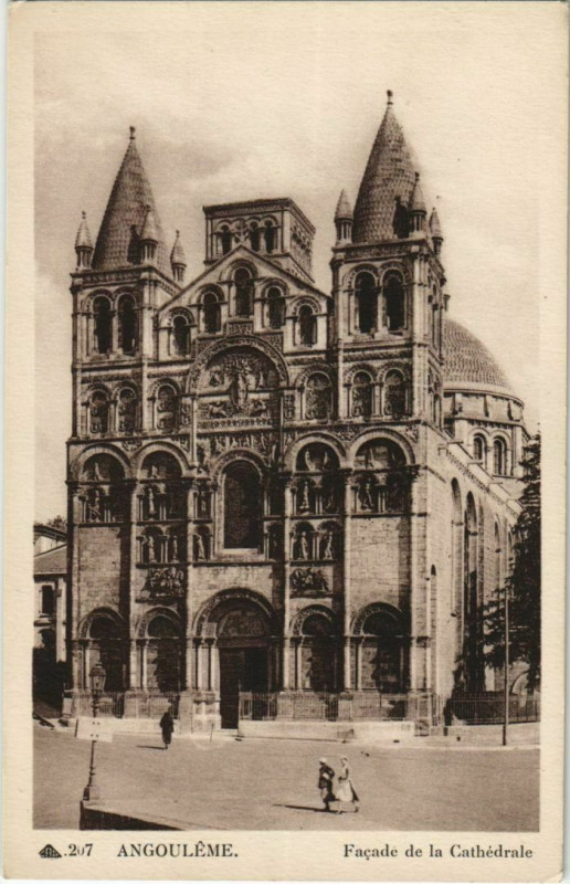 Carte postale ancienne Angouleme- Facade de la Cathedrale France à Angoulême