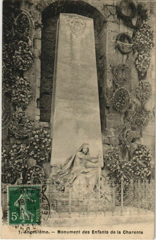 Carte postale ancienne Angouleme- Monument des Enfants de la Charente France à Angoulême