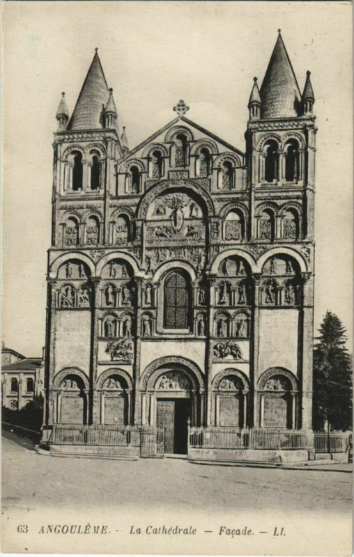 Carte postale ancienne Angouleme- La Cathedrale France à Angoulême