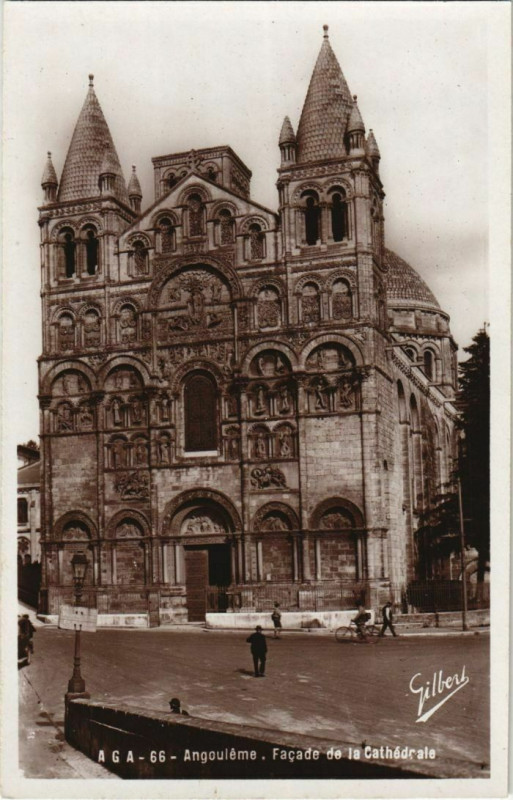 Carte postale ancienne Angouleme- Facade de la Cathedrale France à Angoulême