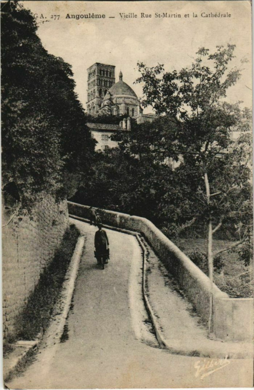 Carte postale ancienne Angouleme- Vieille Rue Saint-Martin&Cathedrale France à Angoulême