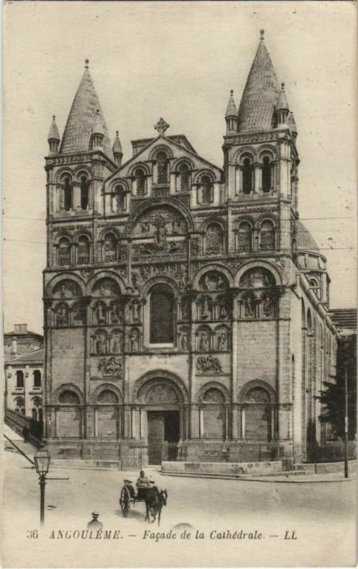 Carte postale ancienne Angouleme- Facade de la Cathedrale France à Angoulême