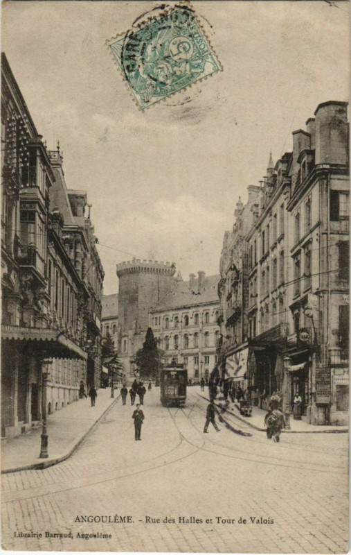 Carte postale ancienne Angouleme- Rue des Halles et Tour de Valois France à Angoulême