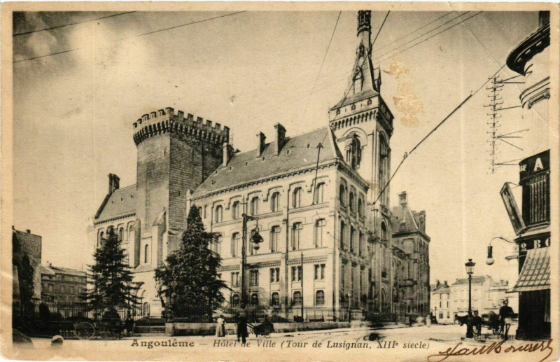 Carte postale ancienne Angouleme Hotel de Ville Tour de Lusignan à Angoulême