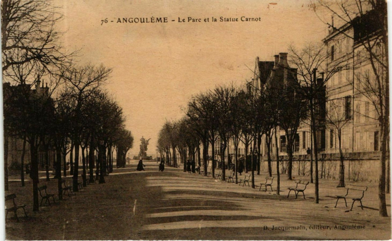 Carte postale ancienne Angouleme Le Parc et la Statue Carnot à Angoulême