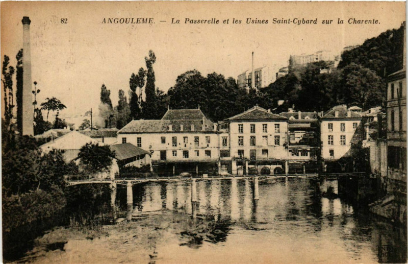 Carte postale ancienne Angouleme Passerelle Usines Saint-Cybard à Angoulême
