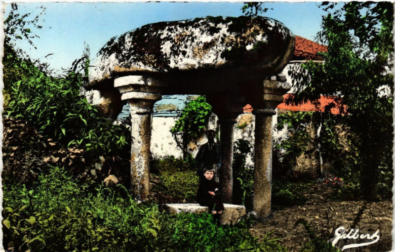 Carte postale ancienne Saint-Germain de Confolens (Chle) - Le Dolmen à Confolens