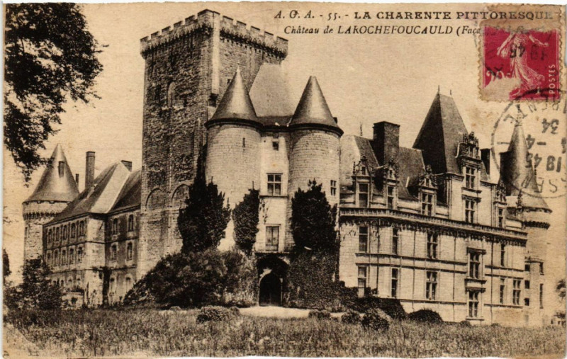 Carte postale ancienne La Charente Pittoresque - Chateau de Larochefoucauld (Facade...
