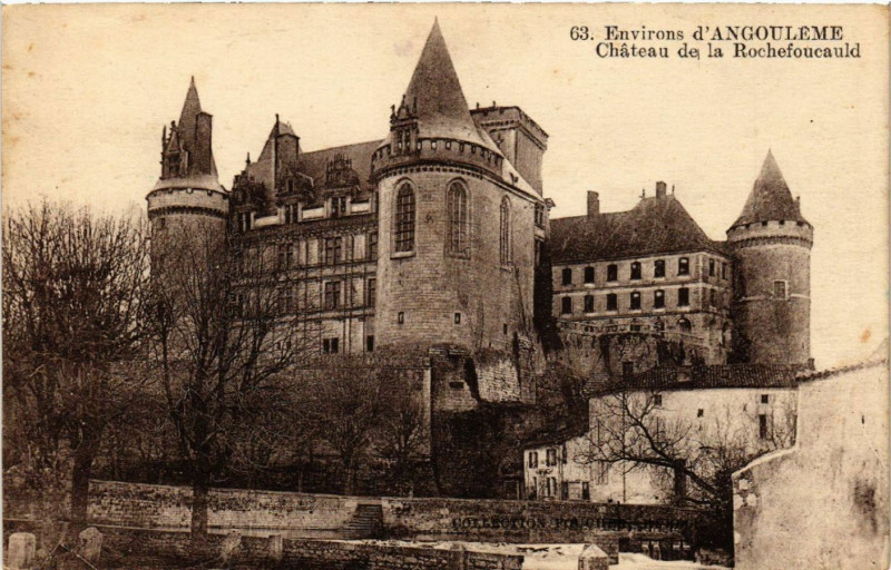Carte postale ancienne Environs d'Angouleme - Chateau de la Rochefoucauld