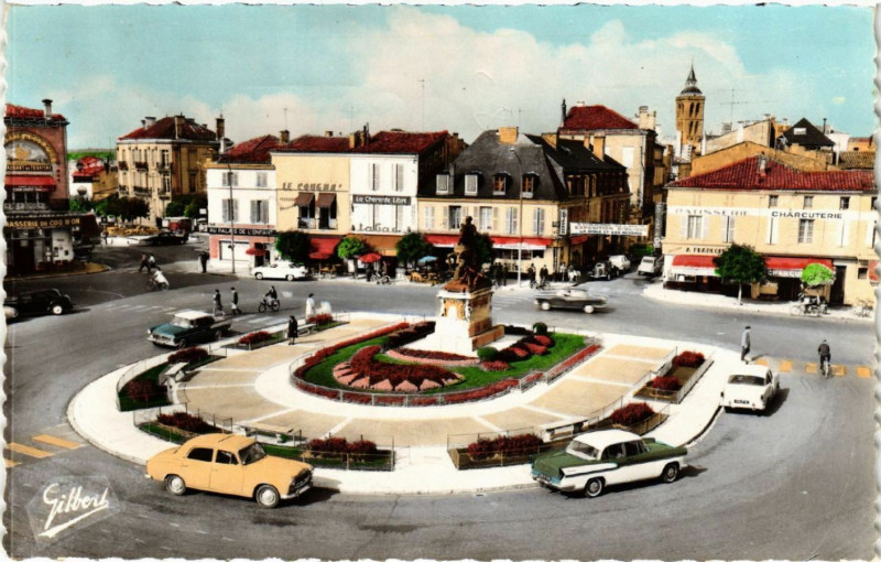 Carte postale ancienne Cognac (Charente) - Place et Statue Francois Ier à Cognac