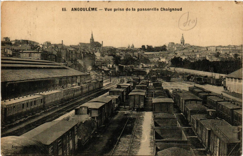 Carte postale ancienne Angouleme - Vue prise de la passerelle Chaignaud à Angoulême