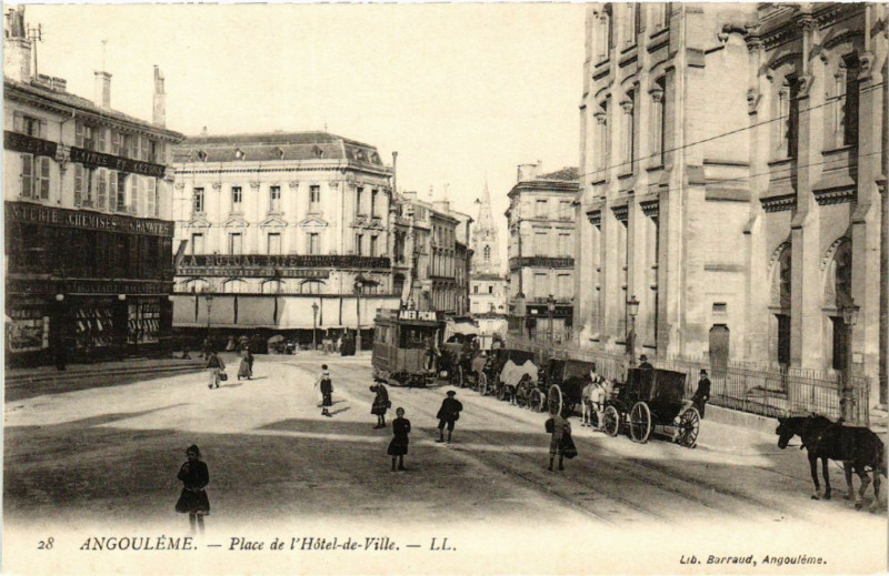Carte postale ancienne Angouleme - Place de l'Hotel-de-Ville à Angoulême