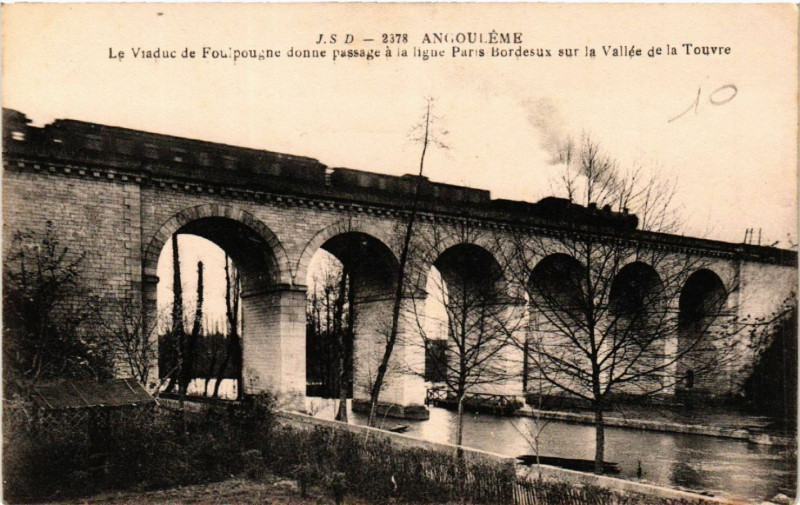 Carte postale ancienne Angouleme - Le Viaduc de Foulpougne donne passage a la ligne... à Angoulême
