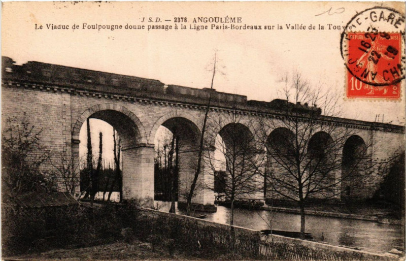 Carte postale ancienne Angouleme - Le Viaduc de Foulpougne donne passage a la Ligne... à Angoulême