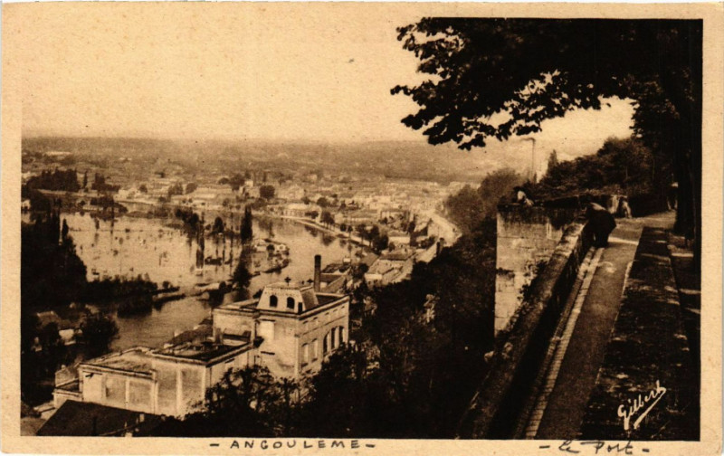 Carte postale ancienne Angouleme - Le Charente et le Port de l'Houmeau vus du Rempart à Angoulême