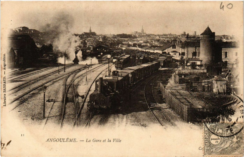 Carte postale ancienne Angouleme - La Gare et la Ville à Angoulême