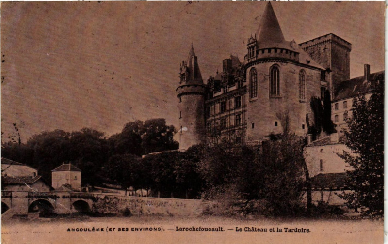 Carte postale ancienne Angouleme (et ses environs) - Larochefoucauld - Le Chateau et... à Angoulême