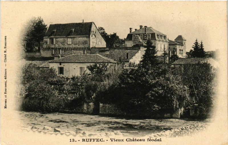 Carte postale ancienne Ruffec - Vieux Cháteau féodal à Ruffec