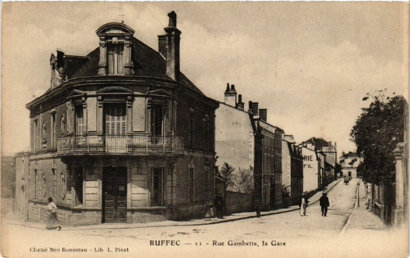 Carte postale ancienne Ruffec - Rue Gambetta, la Gare à Ruffec