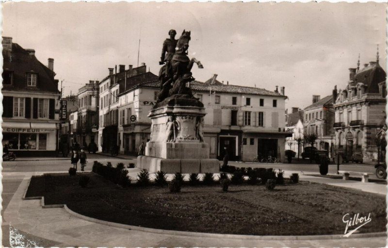 Carte postale ancienne Cognac - Place et Statue Francois Ier à Cognac