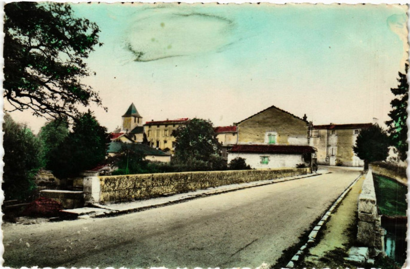 Carte postale ancienne Aunac (Charente) - Le Pont