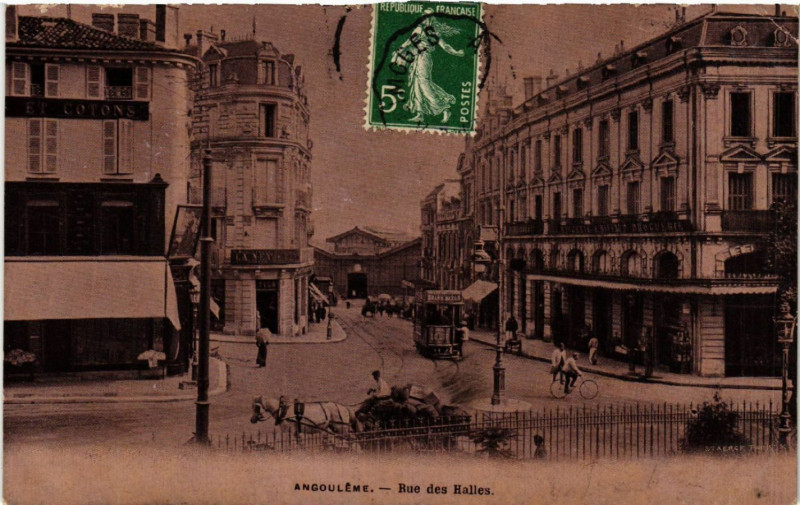 Carte postale ancienne Angouleme - Rue des Halles à Angoulême