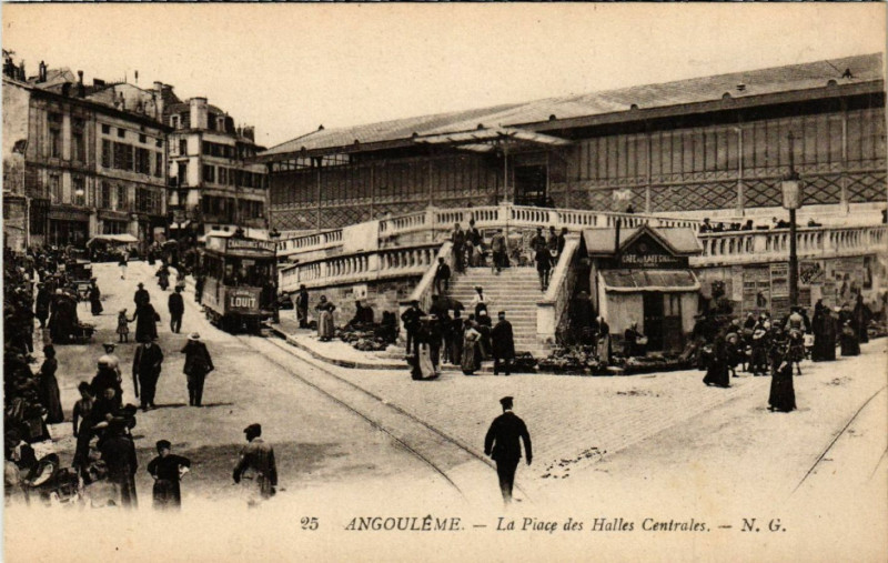 Carte postale ancienne Angouléme - La Place es Halles Centrales à Angoulême