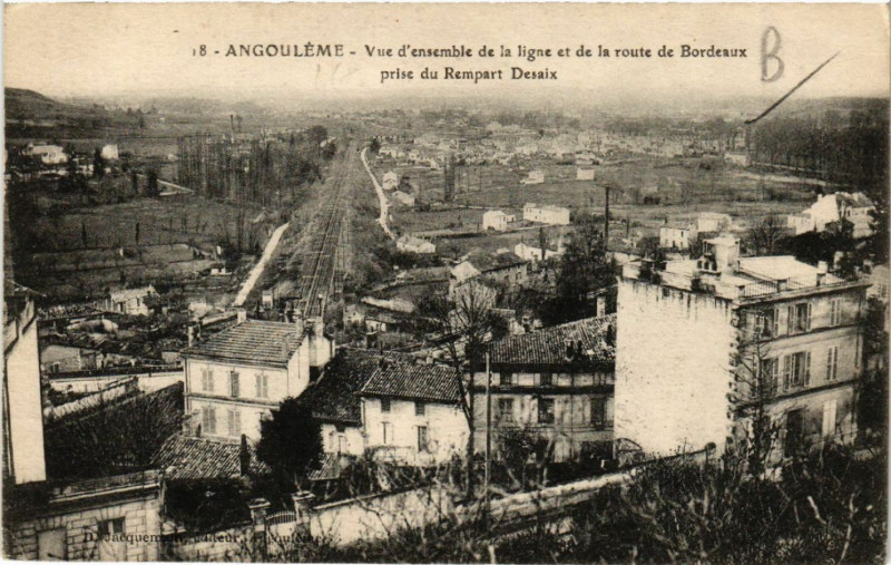 Carte postale ancienne Angouleme - Vue d'ensemble de la ligne et de la route de Bordeaux à Angoulême