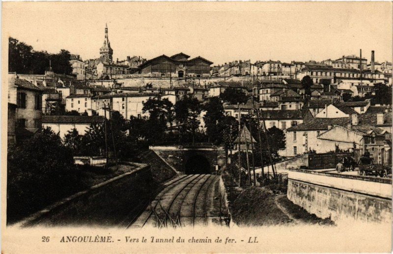 Carte postale ancienne Angouleme - Vers le Tunnel du chemin de fer à Angoulême