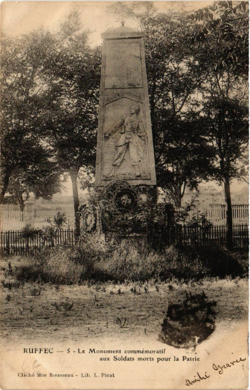 Carte postale ancienne Ruffec - Le Monument commémoratif aux Soldats morts pour la Patrie à Ruffec