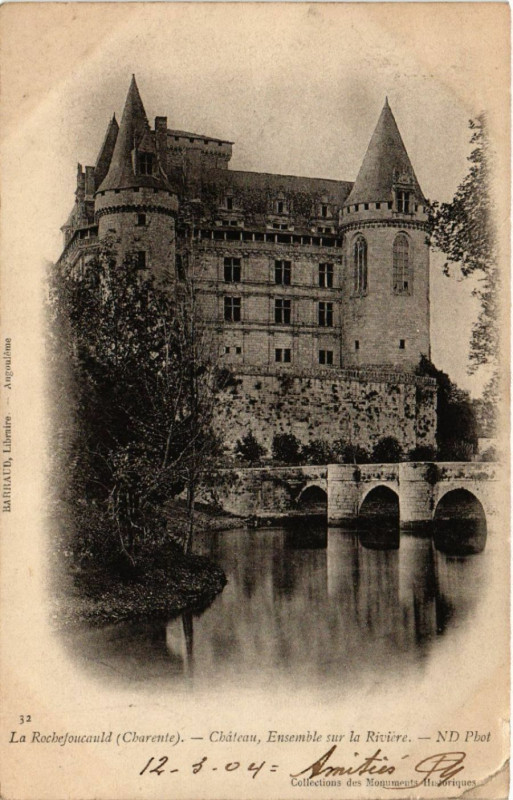 Carte postale ancienne La Rochefoucould (Charente) - Chateau Ensemble sur la Riviere