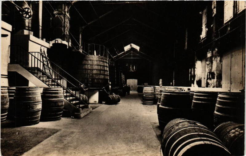 Carte postale ancienne Cognac - Chais de la Maison Hennessy à Cognac