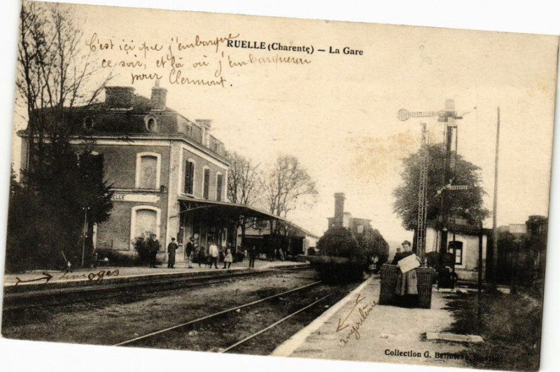 Carte postale ancienne Ruelle - La Gare