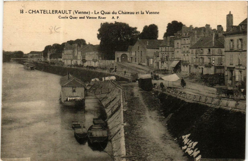Carte postale ancienne Chatellerault Le Quai du Chateau et la Vienne à Châtellerault