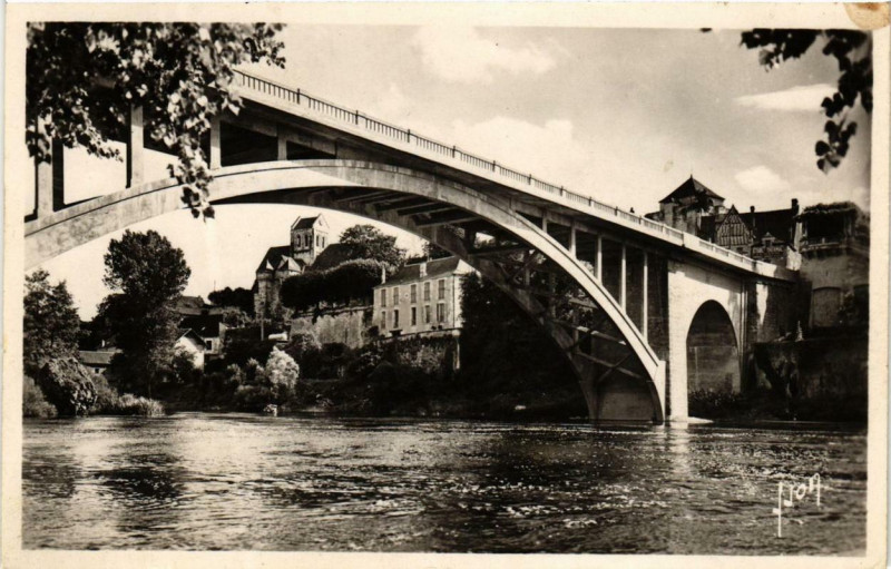 Carte postale ancienne La Roche-Posay Le Pont sur la Creuse à La Roche-Posay