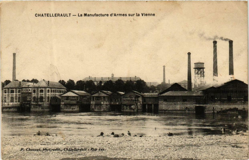 Carte postale ancienne Chatellerault La Manufacture d'Armes sur la Vienne à Châtellerault
