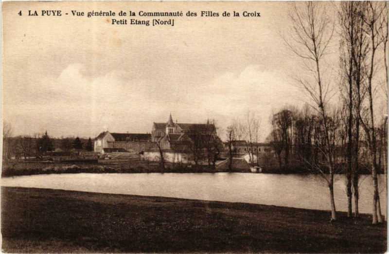 Carte postale ancienne La Puye Vue générale de la Communaute des Filles de La Croix à La Puye