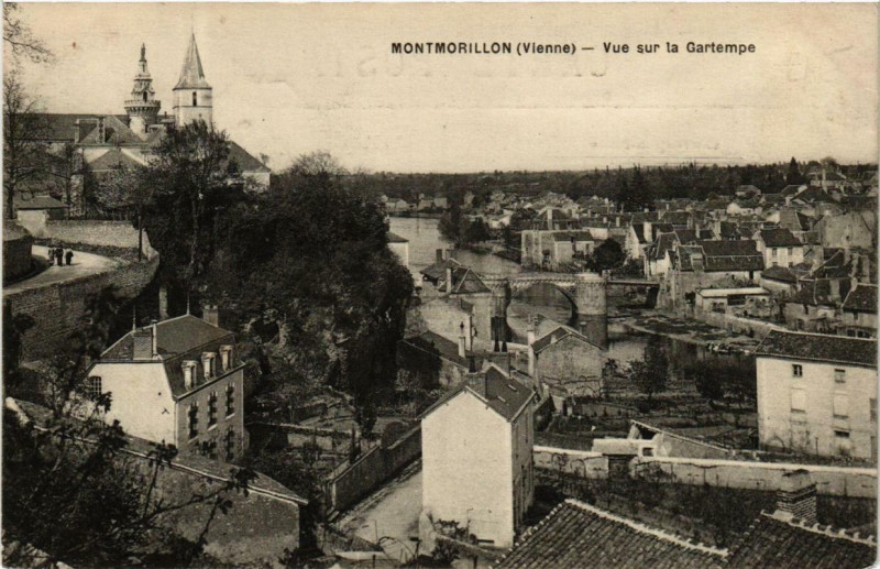 Carte postale ancienne Montmorillon Vue sur la Gartempe à Montmorillon