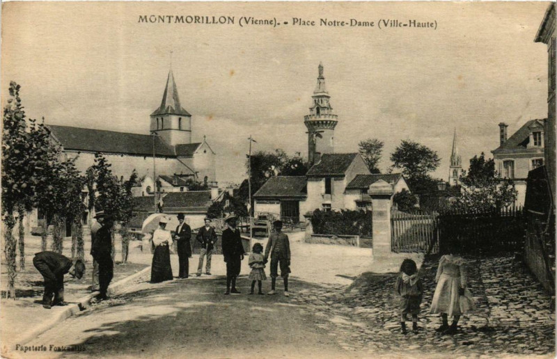 Carte postale ancienne Montmorillon Place N.-D. à Montmorillon