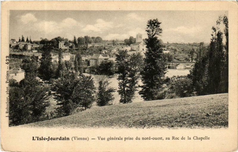 Carte postale ancienne L'Isle-Jourdain Vue générale prise du nord-ouest, au Roc de la Cha à L'Isle-Jourdain