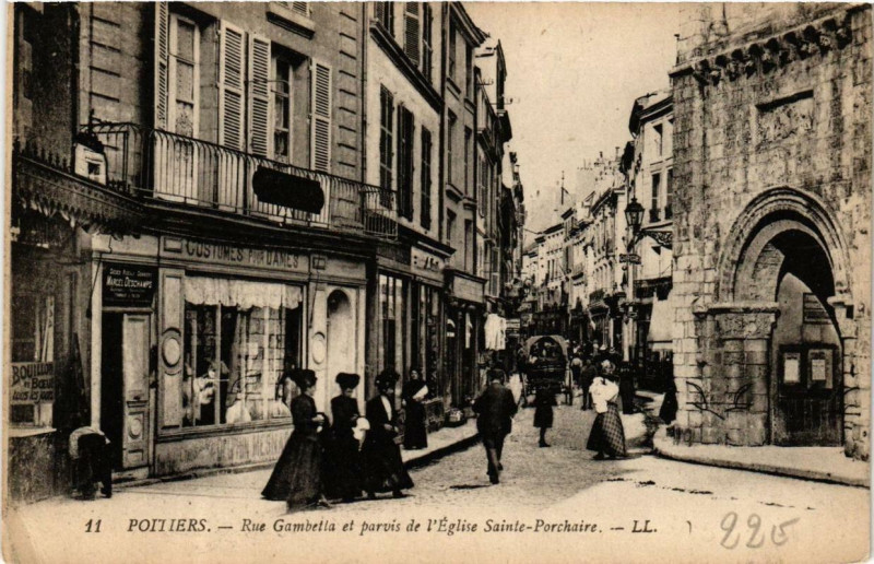 Carte postale ancienne Poitiers Rue Gambetta et parvis de Eglise Sainte-Porchaire à Poitiers