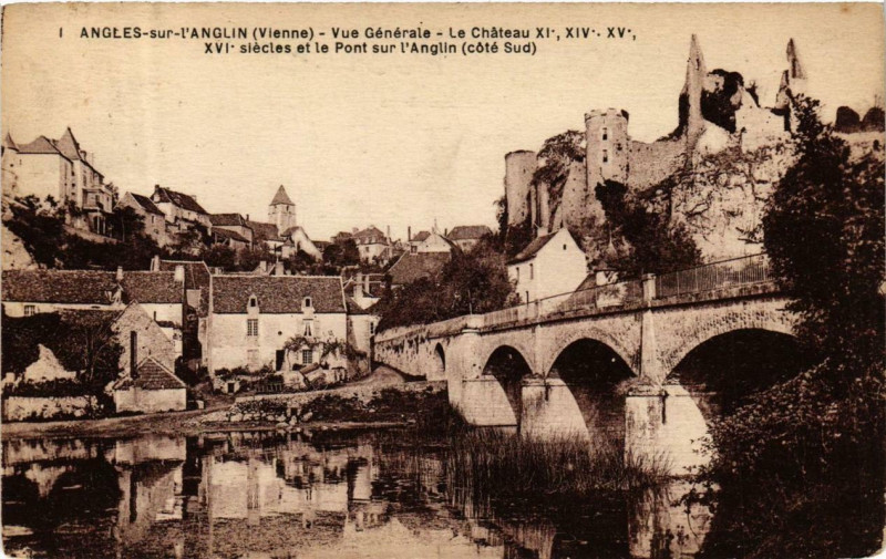 Carte postale ancienne Angles-sur-l'Anglin Vue générale - Le Chateau à Angles-sur-l'Anglin