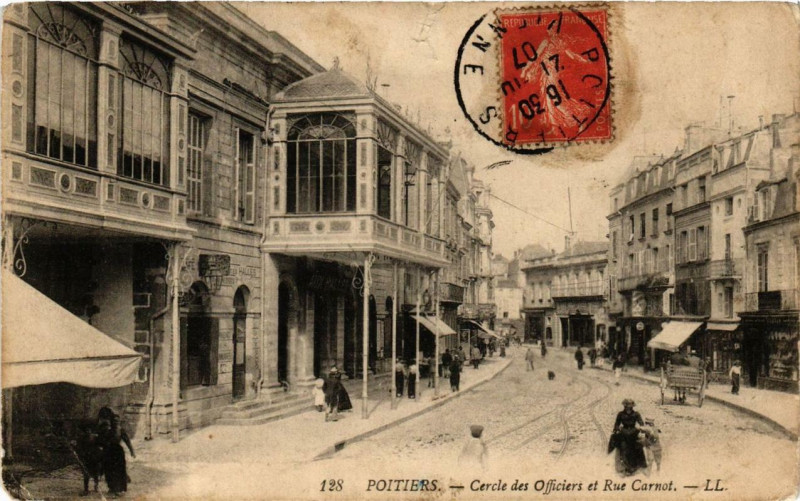Carte postale ancienne Poitiers Cercle des Officiers et Rue Carnot à Poitiers