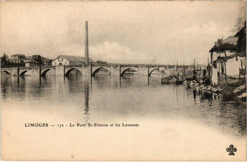 Carte postale ancienne Limoges - Le Pont Saint-Etienne et les Laveuses