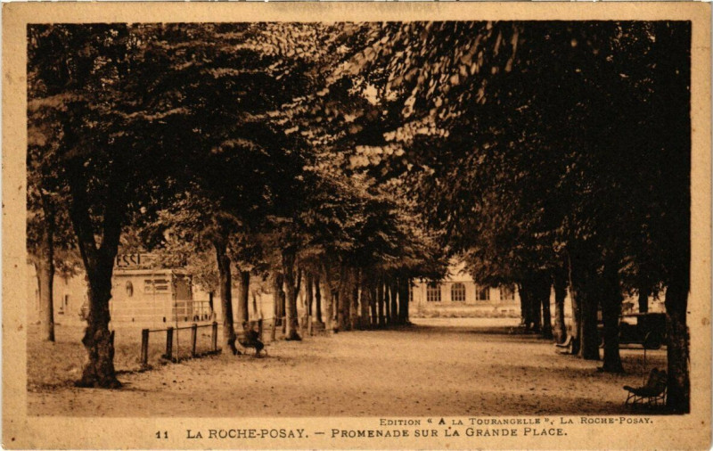 Carte postale ancienne La Roche-Posay- Promenade sur la Grande Place à La Roche-Posay