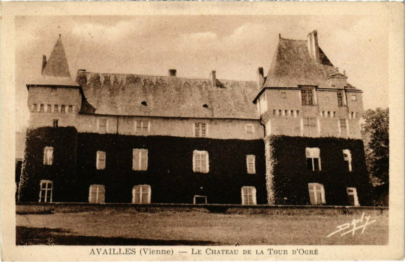 Carte postale ancienne Availles - Le Chateau de la Tour D'Ogré