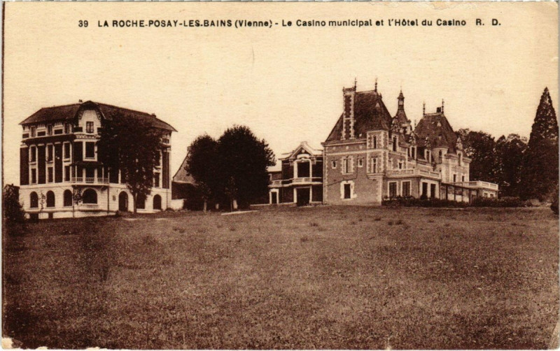 Carte postale ancienne La Roche-Posay-les-Bains Le Casino municipal et l'Hotel du Casino à La Roche-Posay