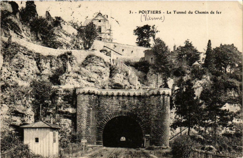 Carte postale ancienne Vienne Poitiers Le Tunnel du Chemin de fer à Poitiers
