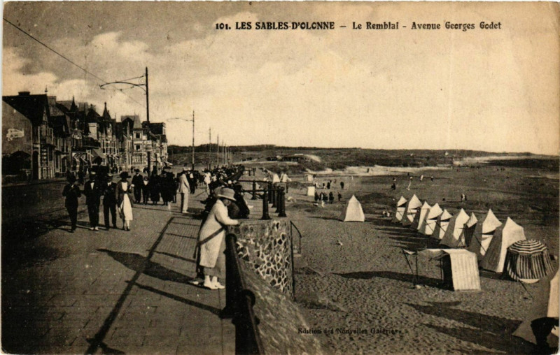 Carte postale ancienne Les Sables d'Olonne La Remblai Av. Godet