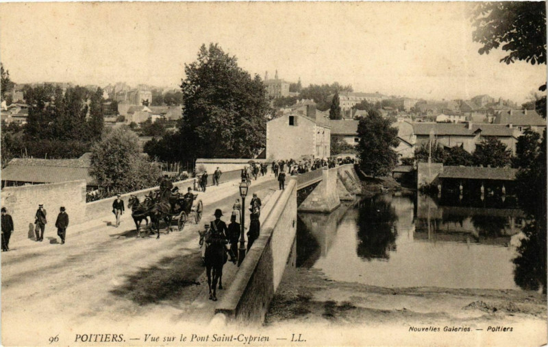 Carte postale ancienne Vienne Poitiers Vue sur le Pont Saint-Cyprien à Poitiers